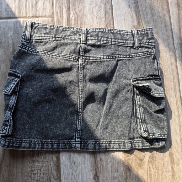 H&M Women’s Gray Cargo Mini Skirt Size 8 Utility Denim Look Cotton Pockets - Picture 2 of 4